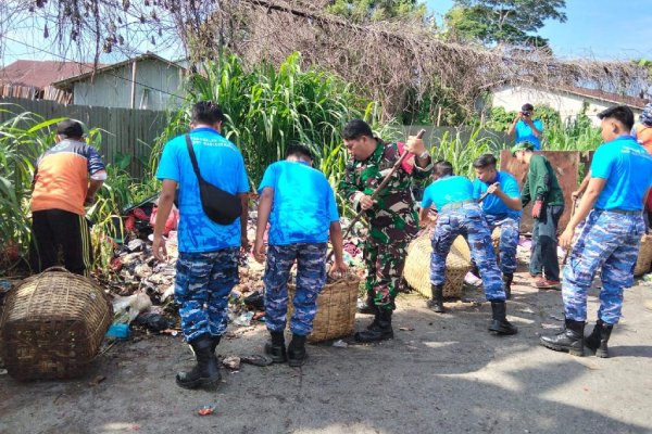 Kegiatan peduli lingkungan bersama Babinsa Kecamatan Singkawang Barat