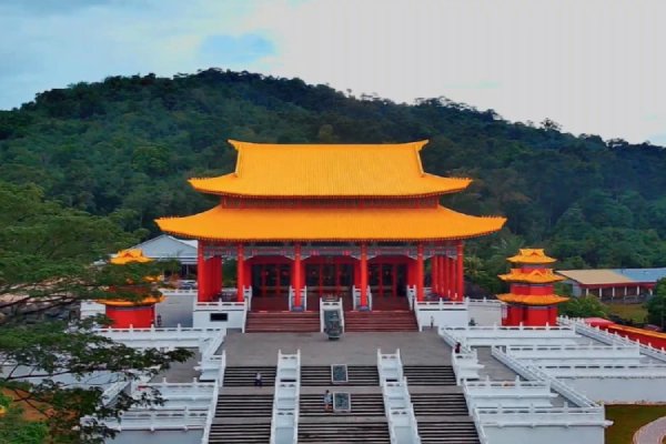 Vihara Tri Dharma Bumi Raya Singkawang sebagai objek wisata religi